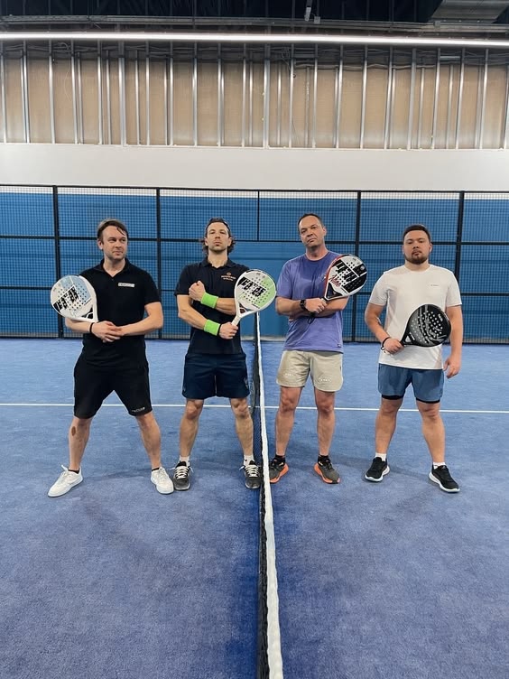 Хоккеисты пробуют падел 🎾🏒 Сегодня в Нижнем Новгороде, в клубе «Искра», провели дружеский турнир среди игроков местной хоккейной лиги.